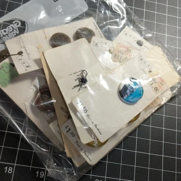 Massive vintage button bundle close to 5lbs - Picture 10 of 13
